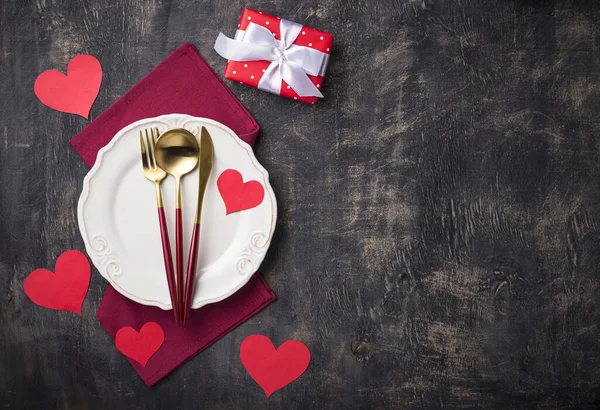 Walentynki nakrycie stołu z czerwonymi sercami — Zdjęcie stockowe