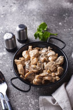 Mantarlı haşlanmış tavuk filetosu