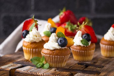 딸기와 크림 컵 케이크