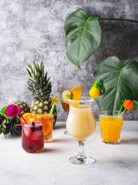 Farklı yaz kokteylleri seti