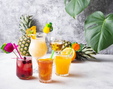 Farklı yaz kokteylleri seti