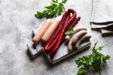 Izgara için sosis çeşitleri