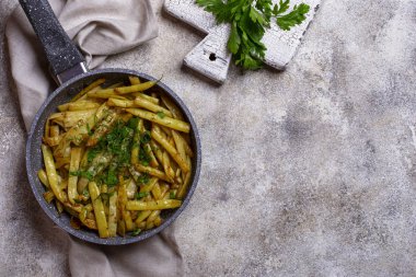 Tavada haşlanmış sarı balmumu fasulye