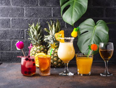 Farklı yaz kokteylleri seti