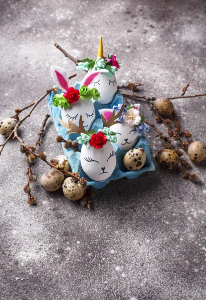 Huevos de Pascua en forma de conejo, gato y ciervo — Foto de Stock