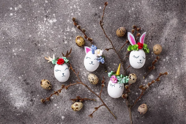 在兔子, 猫和鹿的形状的复活节彩蛋 — 图库照片