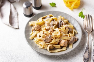 makarna tavuk ve mantar ile