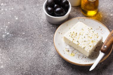 Baharat ile taze beyaz peynir