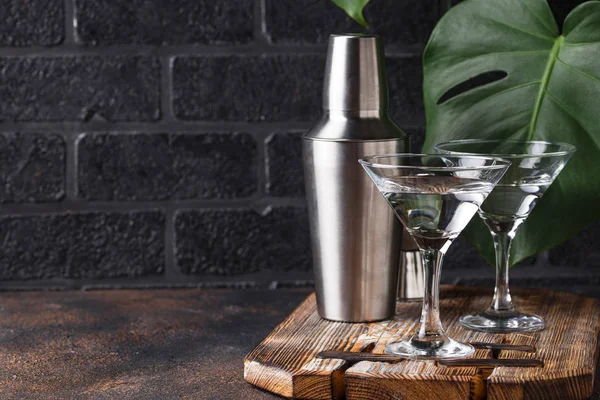 Два бокала мартини — стоковое фото