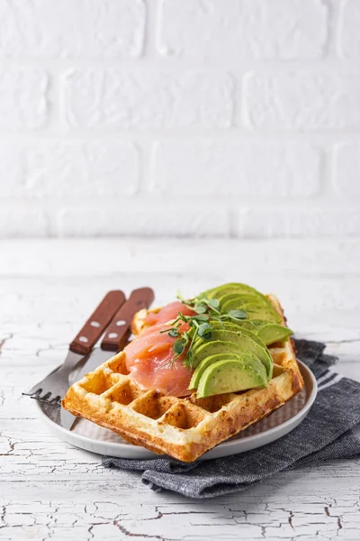 Avokado ile keto peynirli waffle.