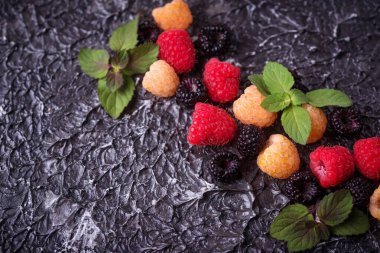 Kırmızı, siyah ve sarı ahududu