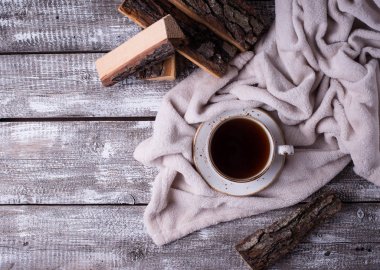 Kahve ve şal, rahat İskandinav ev iç