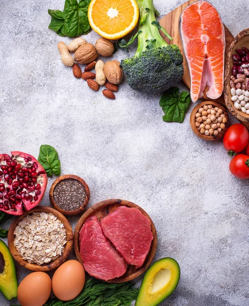 Carne, pescado, legumbres, frutos secos y verduras . — Foto de Stock