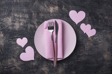 Sevgililer Günü pembe masa düzenleme