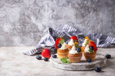 딸기와 크림 컵 케이크