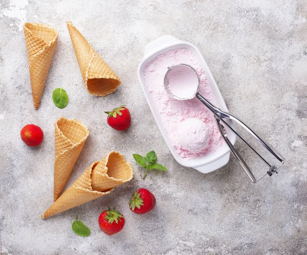 Ev yapımı tatlı çilekli dondurma — Stok fotoğraf