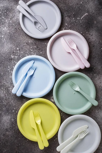 Πολύχρωμα πλαστικά πιάτα για το καλοκαιρινό πικ-νικ — Φωτογραφία Αρχείου