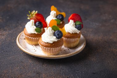 딸기와 크림 컵 케이크