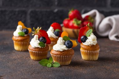 딸기와 크림 컵 케이크