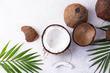 Dilimlenmiş Hindistan cevizi ve palmiye yaprakları