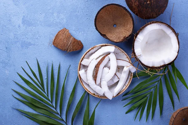Нарезанные кокосовые и пальмовые листья — стоковое фото