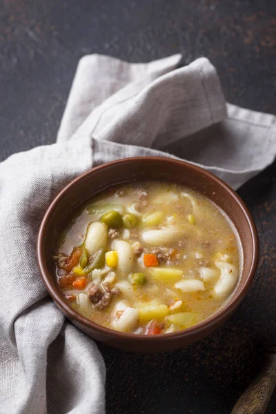 Sup dengan sayuran dan daging cincang — Stok Foto