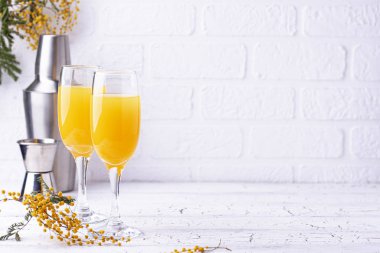 Portakal suyu ve Mimosa kokteyli.