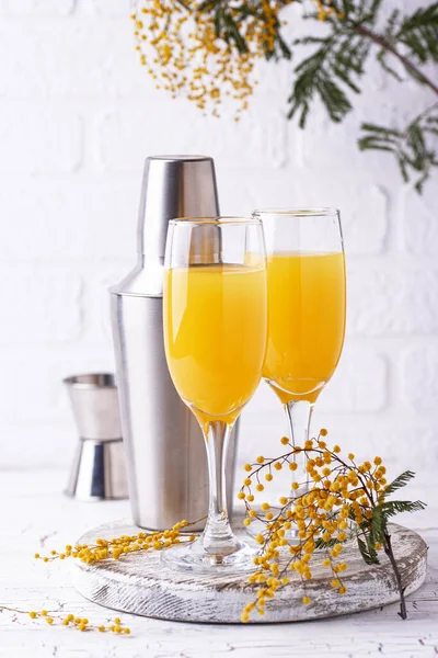 Mimosen-Cocktail mit Orangensaft — Stockfoto