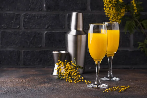 Portakal suyu ve Mimosa kokteyli. — Stok fotoğraf