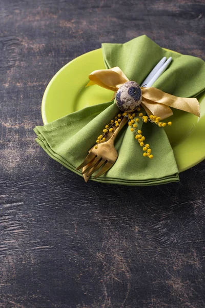 Easter table setting with green plate — Stock Photo, Image