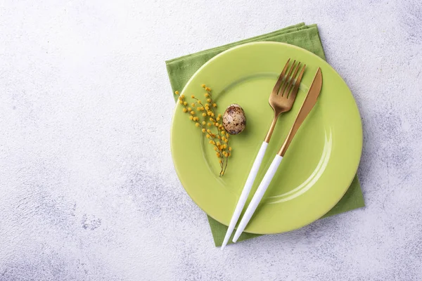 Пасхальний стіл з зеленою тарілкою — стокове фото