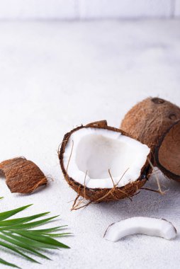 Dilimlenmiş Hindistan cevizi ve palmiye yaprakları