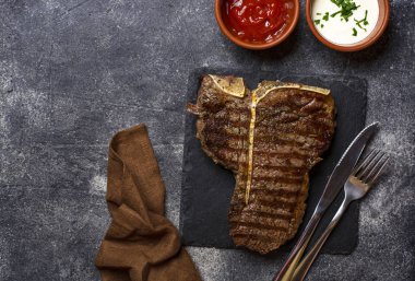Koyu arka plan üzerinde ızgara T-Bone biftek