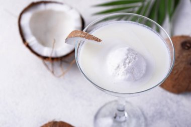 Hindistan cevizli Margarita kokteyli ve dondurma.