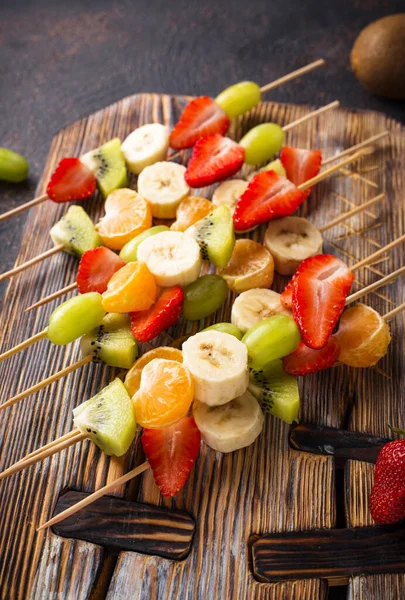 Espetos de frutas, lanche saudável de verão — Fotografia de Stock