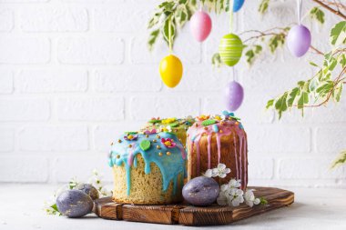 Tepesi ile geleneksel Paskalya kek