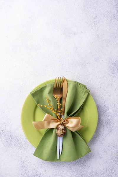 Easter table setting with green plate — Stock Photo, Image