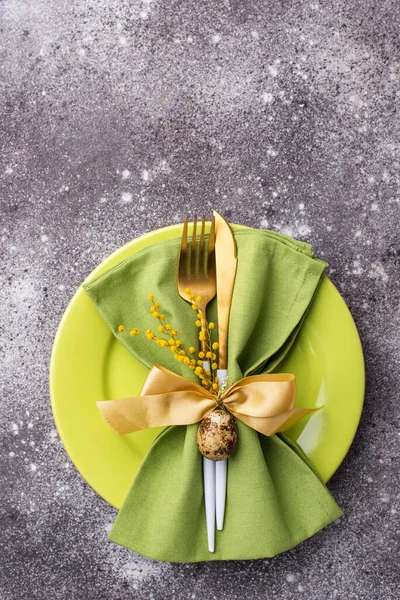 Easter table setting with green plate — Stock Photo, Image