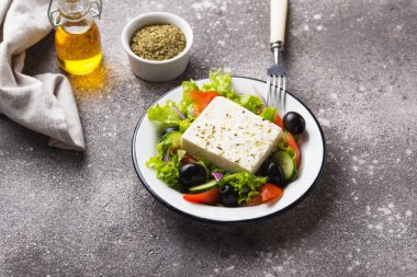 Beyaz peynir ile geleneksel Yunan salatası