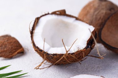 Dilimlenmiş Hindistan cevizi ve palmiye yaprakları