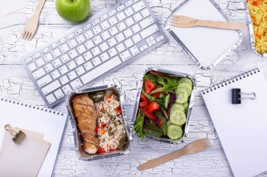 Ofiste öğle yemeği vakti. Yemek teslimatı