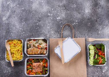 Yemek teslimatı konsepti. Konteynırda yemek