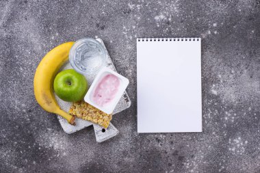 Elma, yoğurt, muz ve granola bar.