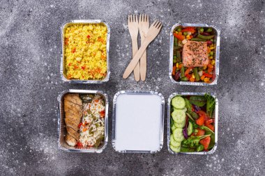 Yemek teslimatı konsepti. Konteynırda yemek
