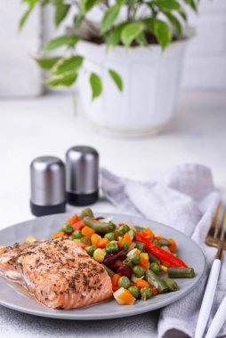 Pişmiş somon ve haşlanmış sebze.