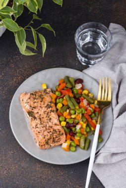 Pişmiş somon ve haşlanmış sebze.