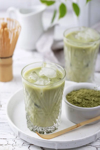 Té frío matcha con leche y hielo — Foto de Stock