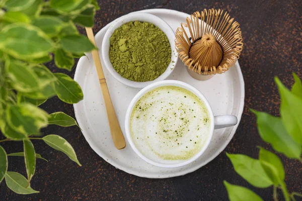 Yeşil, sağlıklı, sütlü latte.