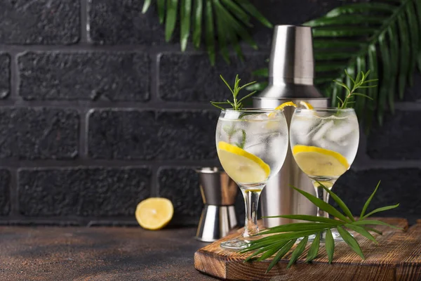 Cóctel Gin tonic con limón — Foto de Stock