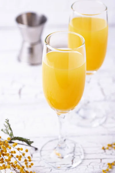 含橙汁的米莫萨鸡尾酒 — 图库照片